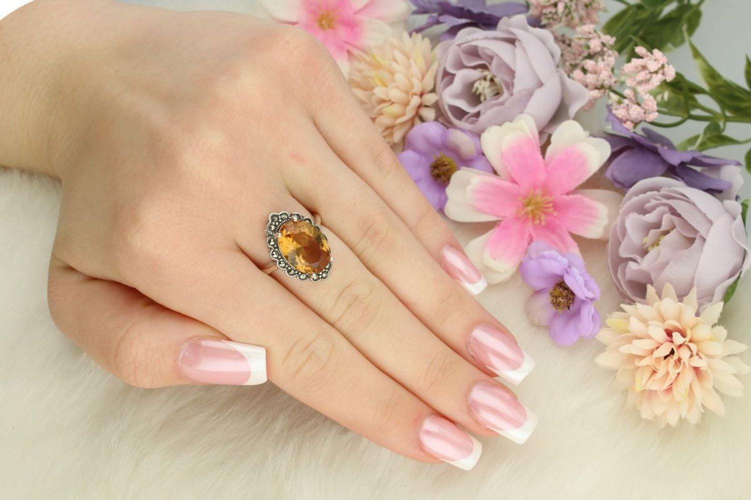 Unikalny srebrny pierścionek z zultanitem zmieniającym kolor i markazytami. Waga 5,10 g. Ozdoba o wymiarach 2,0 x 1,4 cm. Model DIA-PRS-13367-925 – wyjątkowa biżuteria z duszą.1.jpg