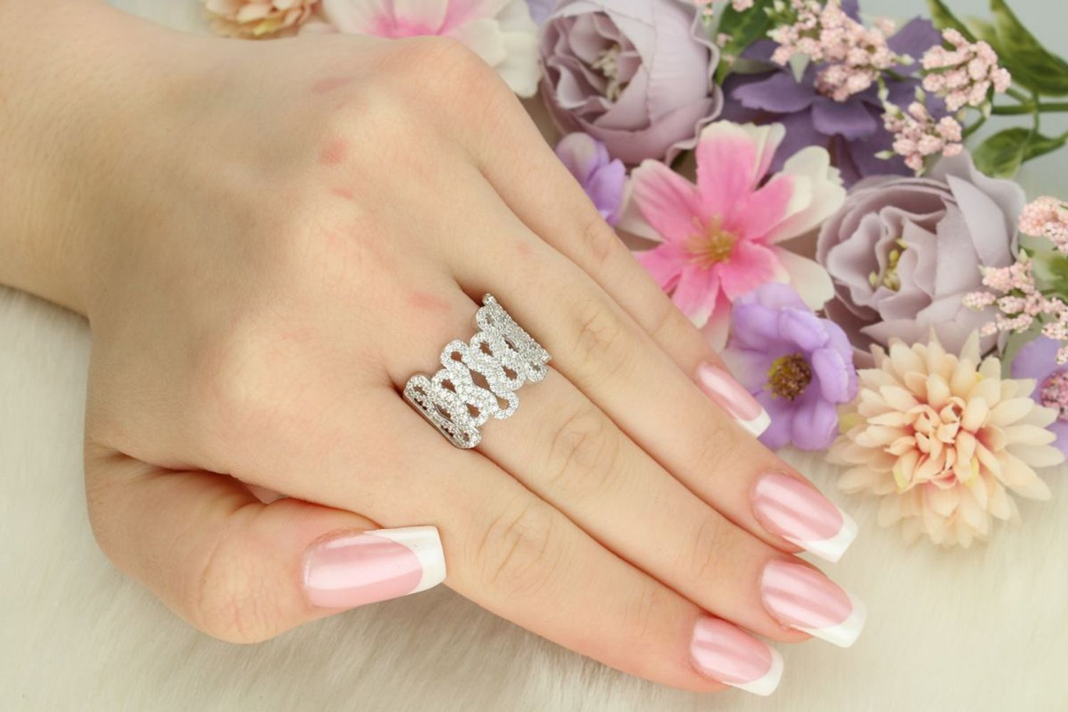 Okazały pierścionek srebrny próby 925 zdobiony białymi cyrkoniami. Szerokość 1,5 cm, waga 4,30 g. Model DIA-PRS-13368-925 – efektowna i elegancka biżuteria damska.1.jpg