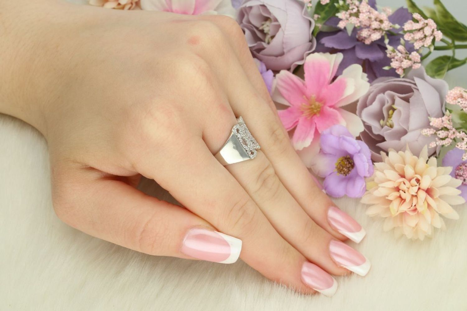 Okazały pierścionek srebrny próby 925 zdobiony białymi cyrkoniami. Szerokość 1,5 cm, waga 4,30 g. Model DIA-PRS-13368-925 – efektowna i elegancka biżuteria damska.1.jpg