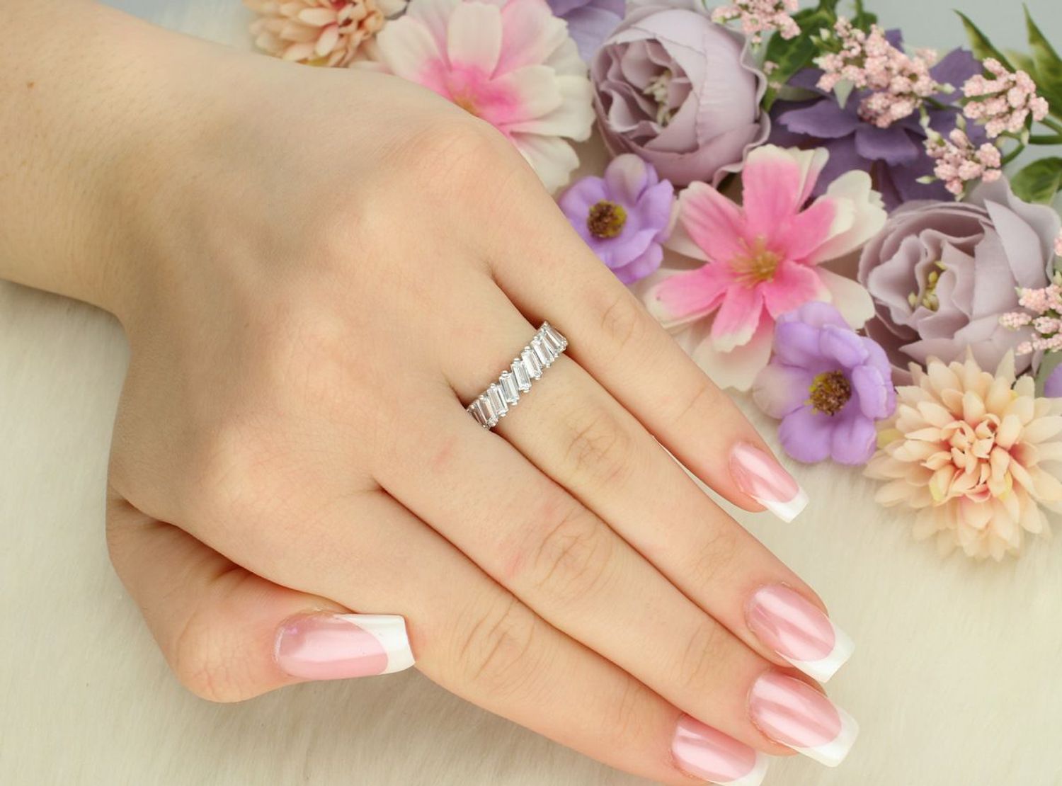 Srebrny pierścionek damski 925 DIA-PRS-13369-925 zdobiony prostokątnymi cyrkoniami dookoła. Szerokość 5 mm, waga 2,90 g. Styl glamour, idealny na co dzień i specjalne okazje.1.jpg