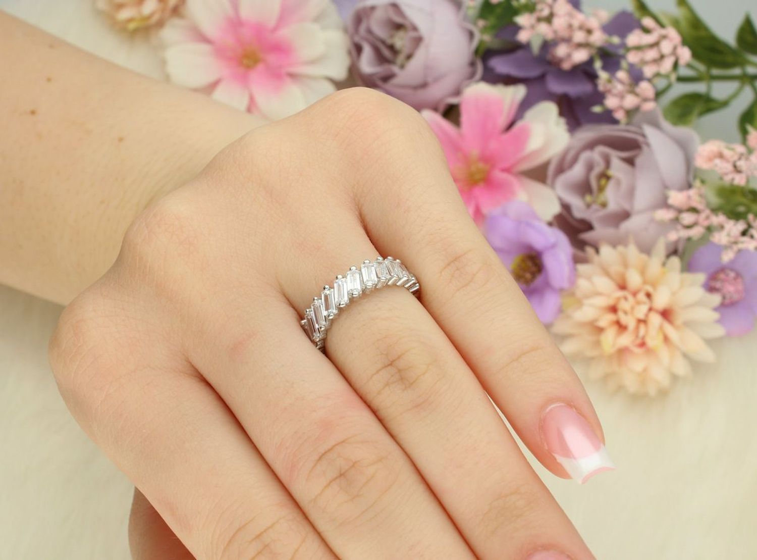 Srebrny pierścionek damski 925 DIA-PRS-13369-925 zdobiony prostokątnymi cyrkoniami dookoła. Szerokość 5 mm, waga 2,90 g. Styl glamour, idealny na co dzień i specjalne okazje.1.jpg