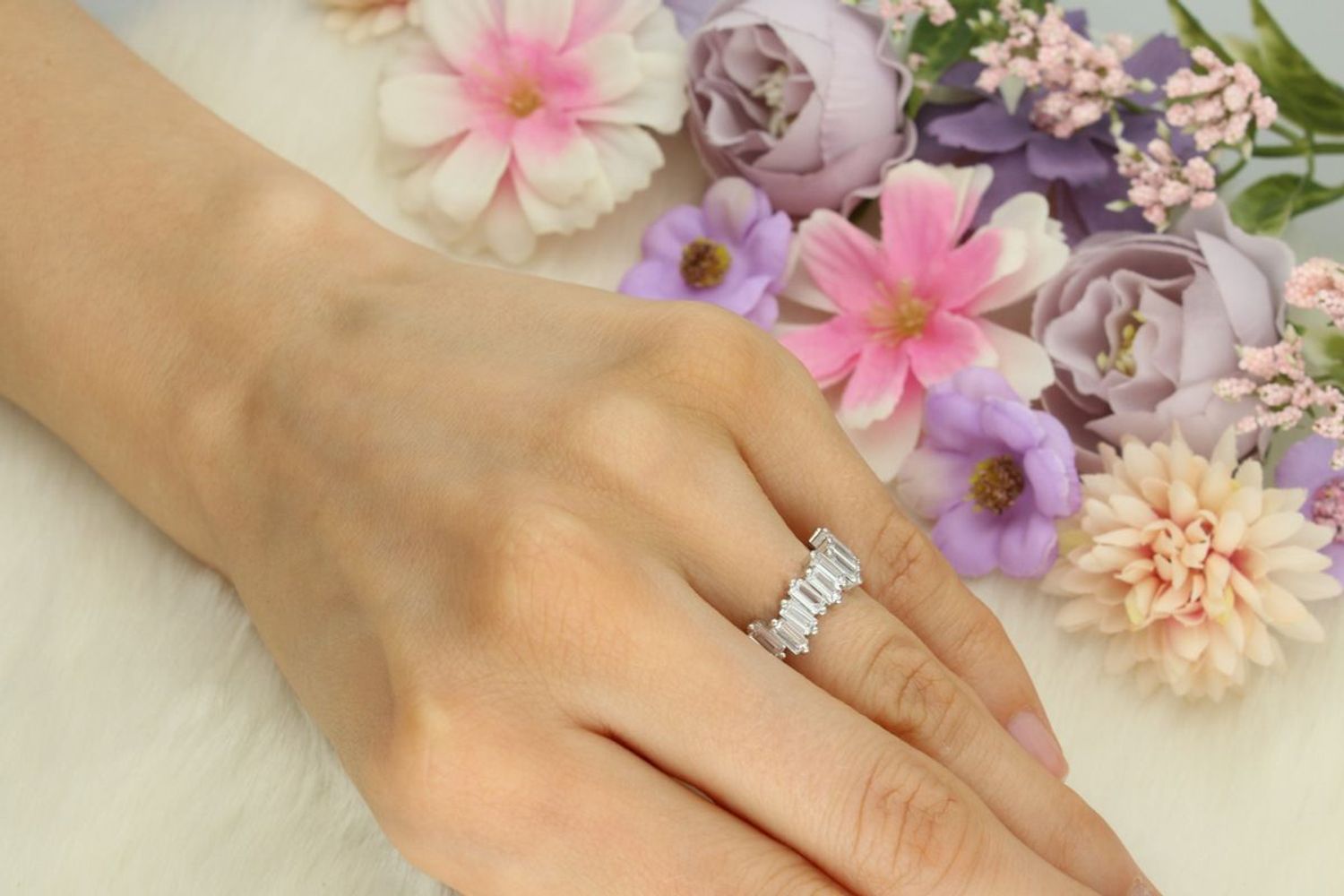 Efektowny pierścionek srebrny próby 925 zdobiony prostokątnymi cyrkoniami. Szerokość szyny 5 mm, waga 4,20 g. Model DIA-PRS-13370-925 – nowoczesna elegancja.1.jpg