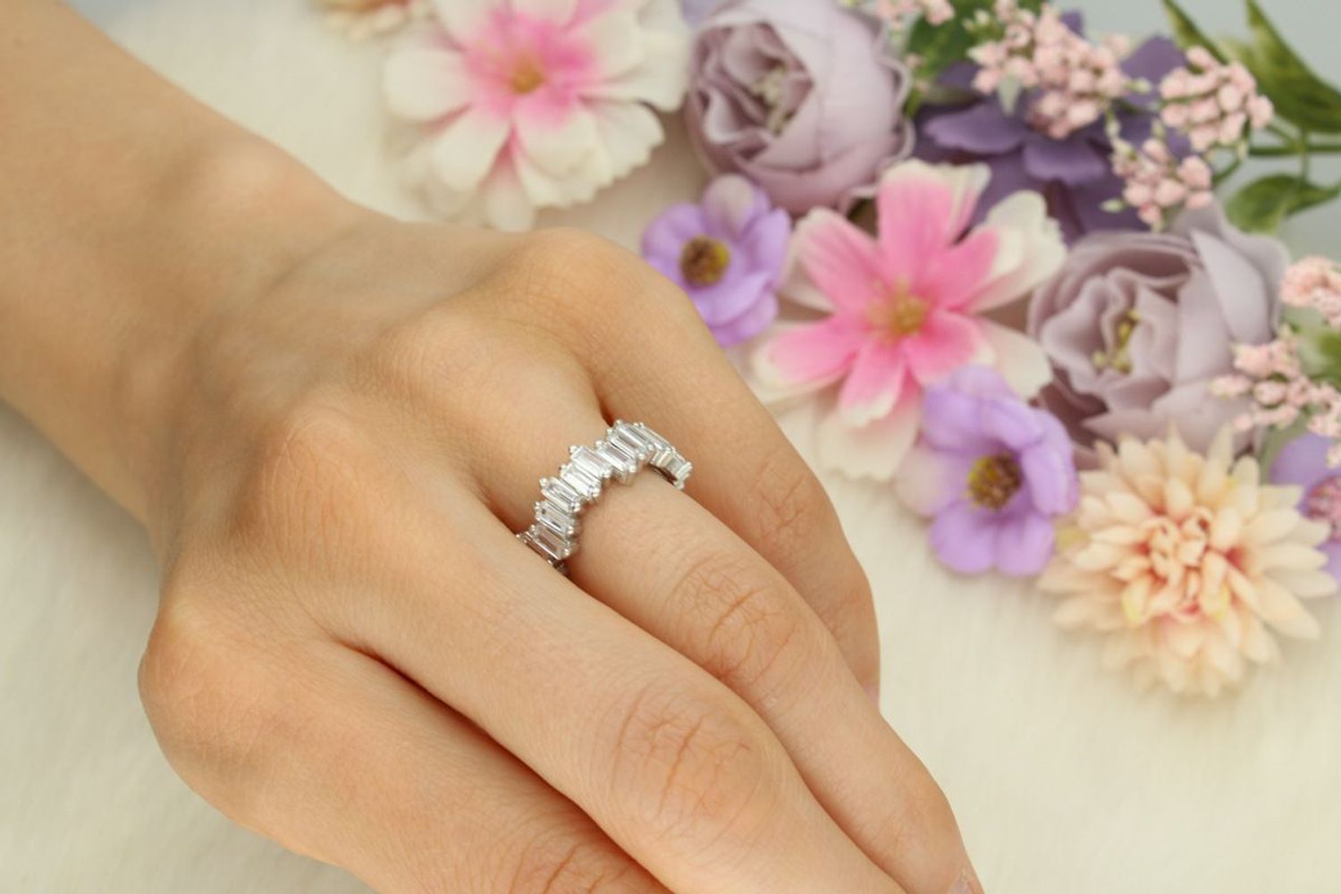 Efektowny pierścionek srebrny próby 925 zdobiony prostokątnymi cyrkoniami. Szerokość szyny 5 mm, waga 4,20 g. Model DIA-PRS-13370-925 – nowoczesna elegancja.1.jpg