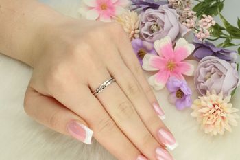 Srebrny pierścionek damski 925 DIA-PRS-13371-925 z cyrkoniami. Szerokość górnej części 5 mm, szyna 3 mm, waga 2,50 g. Stylowy i elegancki dodatek na każdą okazję.5.jpg