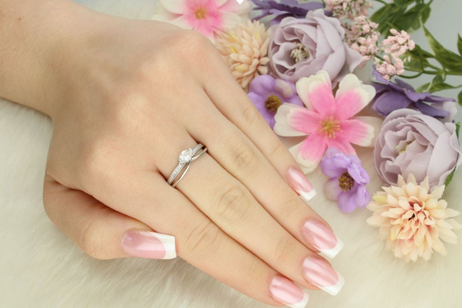 Srebrny pierścionek damski 925 DIA-PRS-13371-925 z cyrkoniami. Szerokość górnej części 5 mm, szyna 3 mm, waga 2,50 g. Stylowy i elegancki dodatek na każdą okazję.1.jpg