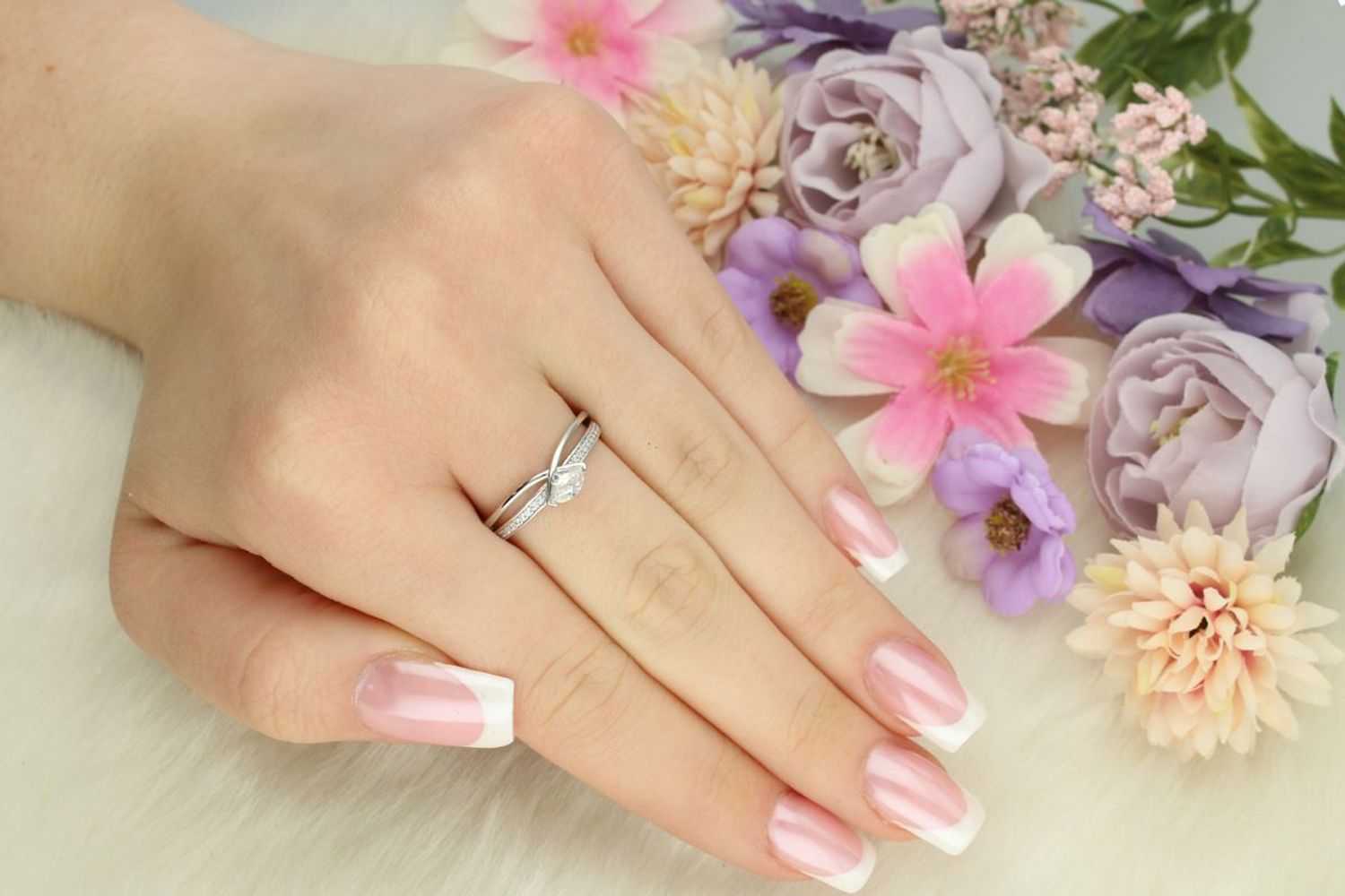 Srebrny pierścionek damski 925 DIA-PRS-13371-925 z cyrkoniami. Szerokość górnej części 5 mm, szyna 3 mm, waga 2,50 g. Stylowy i elegancki dodatek na każdą okazję.1.jpg