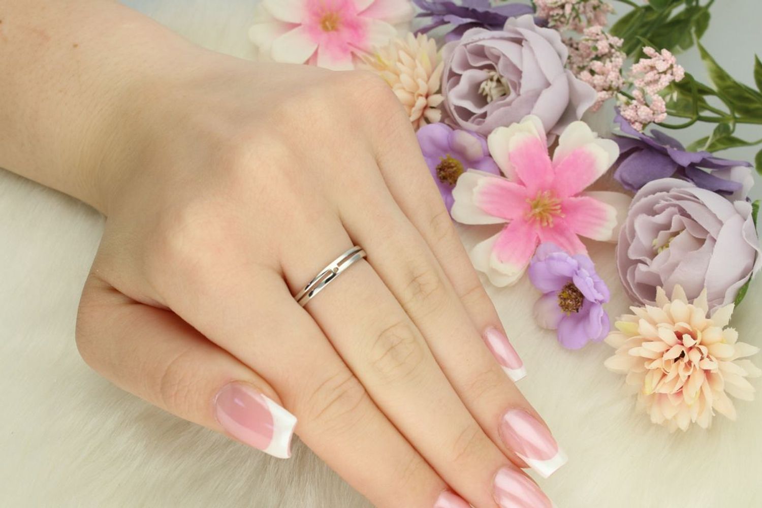 Srebrny pierścionek damski 925 DIA-PRS-13371-925 z cyrkoniami. Szerokość górnej części 5 mm, szyna 3 mm, waga 2,50 g. Stylowy i elegancki dodatek na każdą okazję.1.jpg