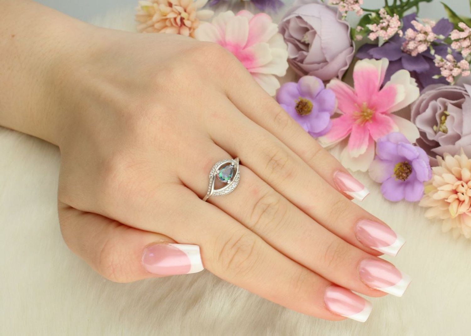 Srebrny pierścionek próby 925 z cyrkonią w kształcie łezki i białymi kamieniami. Subtelna elegancja, waga 2,50 g.1.jpg