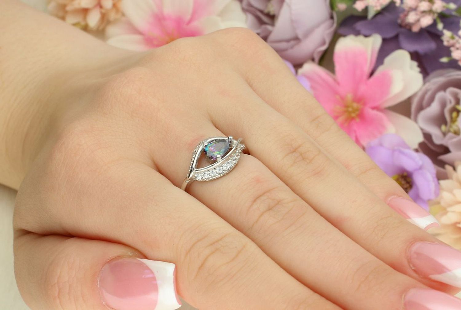 Srebrny pierścionek próby 925 z cyrkonią w kształcie łezki i białymi kamieniami. Subtelna elegancja, waga 2,50 g.1.jpg