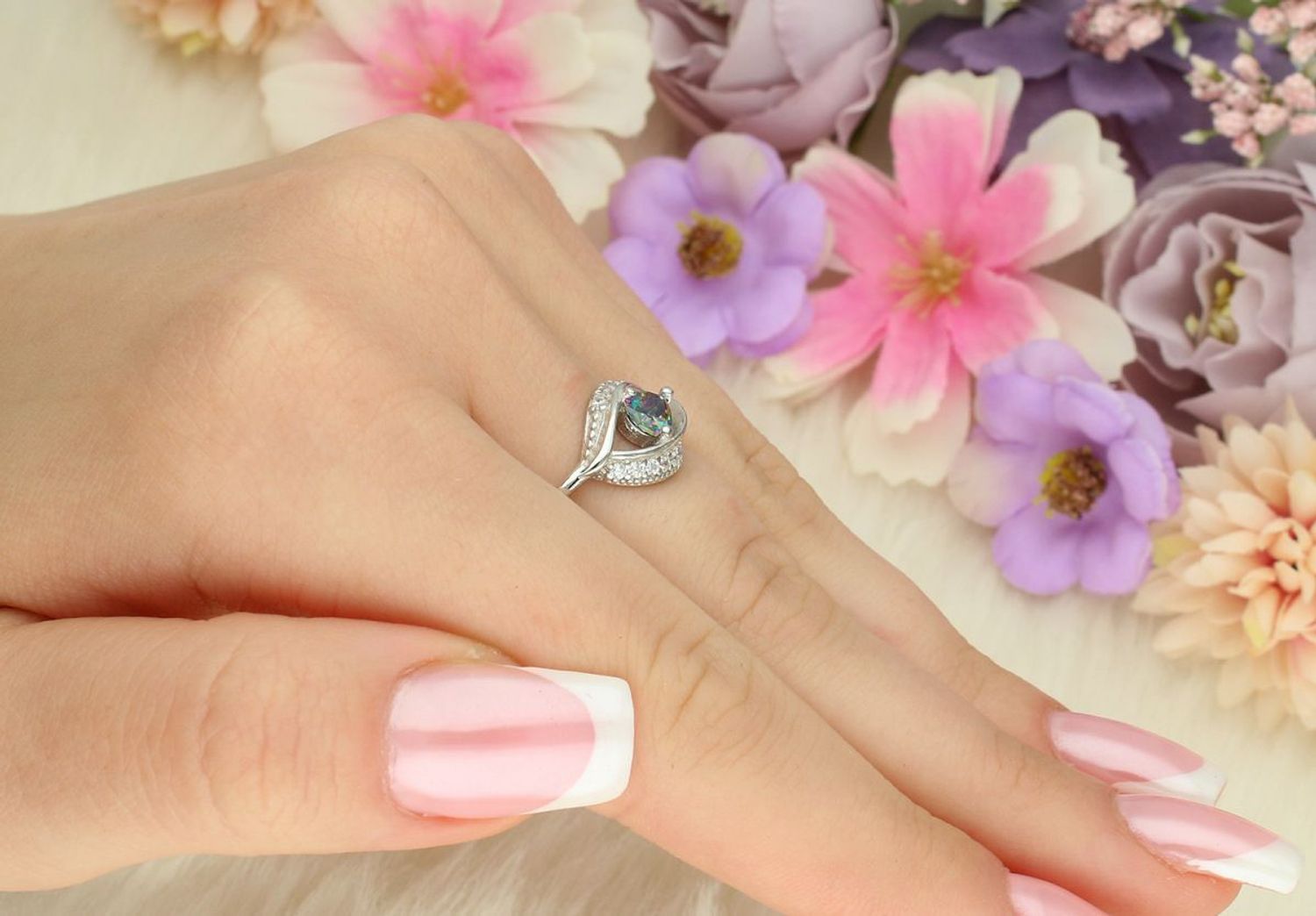 Srebrny pierścionek próby 925 z cyrkonią w kształcie łezki i białymi kamieniami. Subtelna elegancja, waga 2,50 g.1.jpg