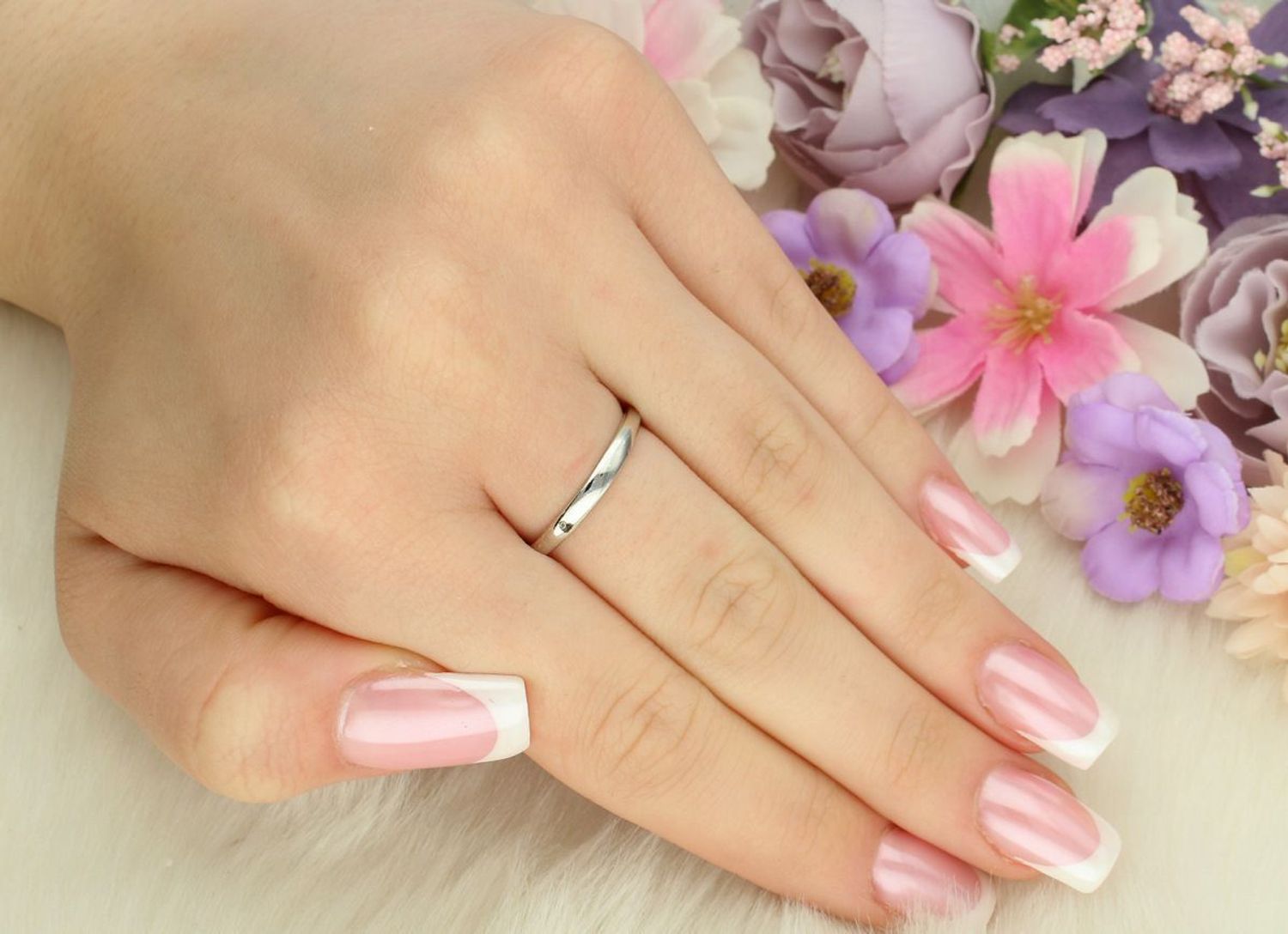 Srebrny pierścionek próby 925 z cyrkonią w kształcie łezki i białymi kamieniami. Subtelna elegancja, waga 2,50 g.1.jpg