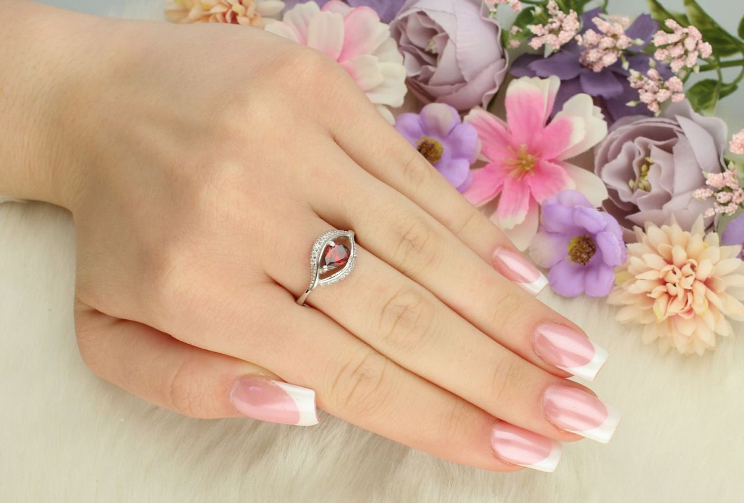 Pierścionek srebrny damski 925 DIA-PRS-13372BORDO-925 z czerwoną cyrkonią w kształcie łezki i białymi kamieniami. Górna część 1 cm, szyna 3 mm, waga 2,60 g. Zmysłowy, elegancki i wyrazisty.1.jpg