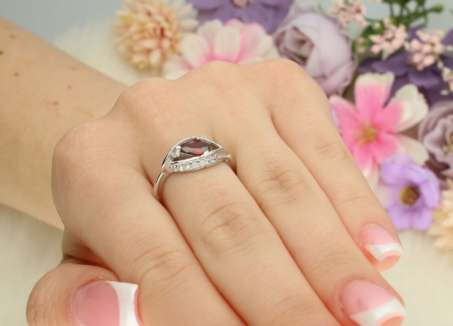 Pierścionek srebrny damski 925 DIA-PRS-13372BORDO-925 z czerwoną cyrkonią w kształcie łezki i białymi kamieniami. Górna część 1 cm, szyna 3 mm, waga 2,60 g. Zmysłowy, elegancki i wyrazisty.1.jpg