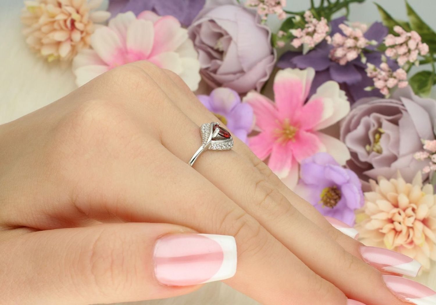 Pierścionek srebrny damski 925 DIA-PRS-13372BORDO-925 z czerwoną cyrkonią w kształcie łezki i białymi kamieniami. Górna część 1 cm, szyna 3 mm, waga 2,60 g. Zmysłowy, elegancki i wyrazisty.1.jpg