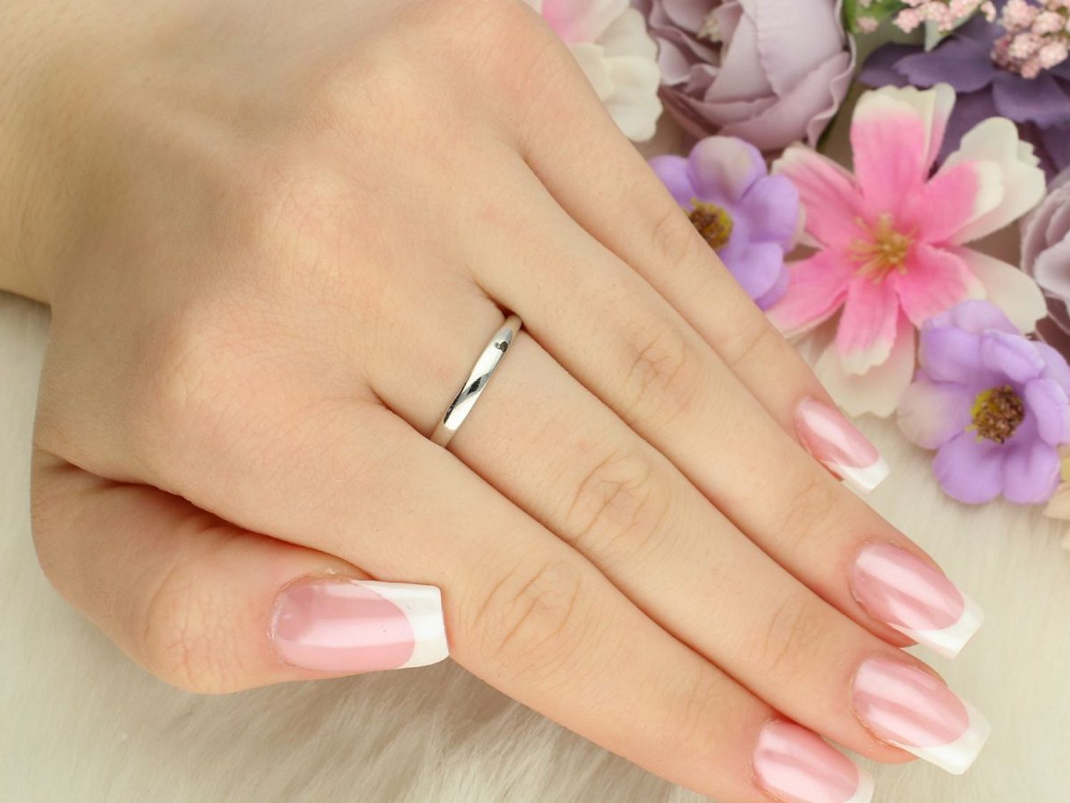 Pierścionek srebrny damski 925 DIA-PRS-13372BORDO-925 z czerwoną cyrkonią w kształcie łezki i białymi kamieniami. Górna część 1 cm, szyna 3 mm, waga 2,60 g. Zmysłowy, elegancki i wyrazisty.1.jpg