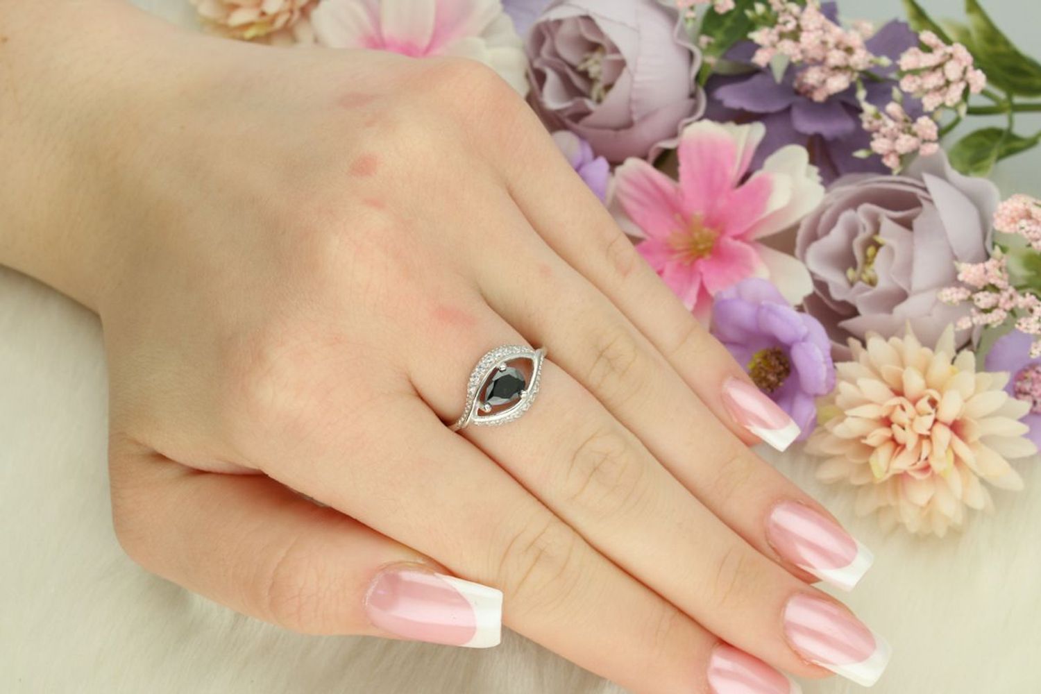 Odkryj srebrny pierścionek damski z czarną cyrkonią i drobnymi białymi kamieniami. Stylowy, lekki (2,50 g), o wymiarach 1,5 x 1,0 cm. Idealny na prezent lub na co dzień!1.jpg