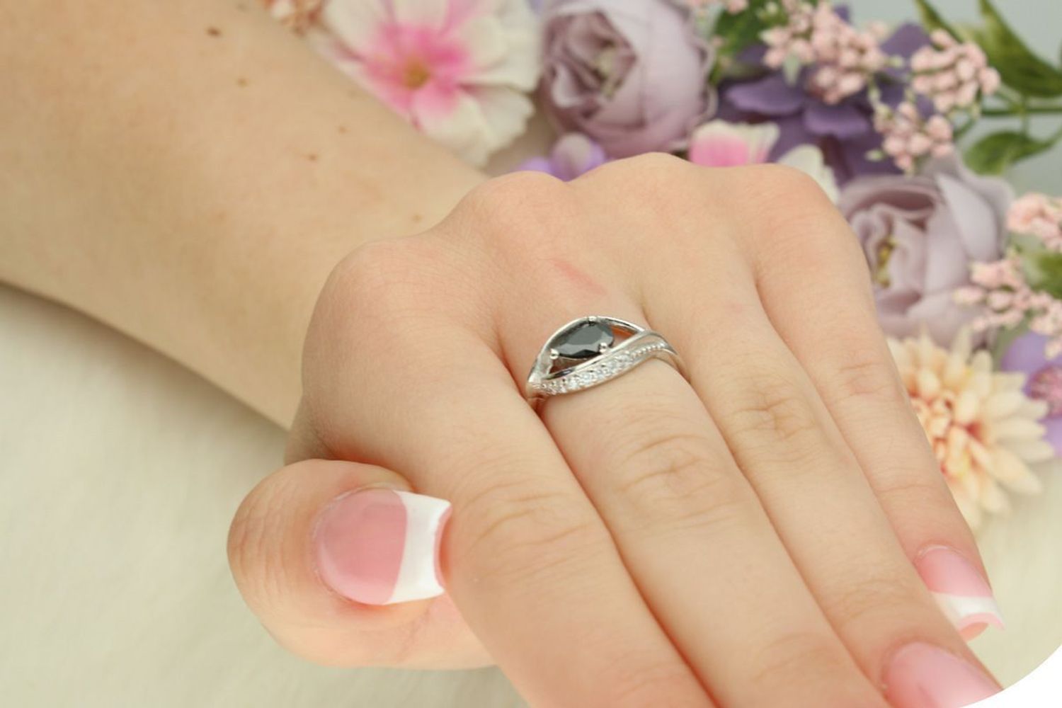 Odkryj srebrny pierścionek damski z czarną cyrkonią i drobnymi białymi kamieniami. Stylowy, lekki (2,50 g), o wymiarach 1,5 x 1,0 cm. Idealny na prezent lub na co dzień!1.jpg