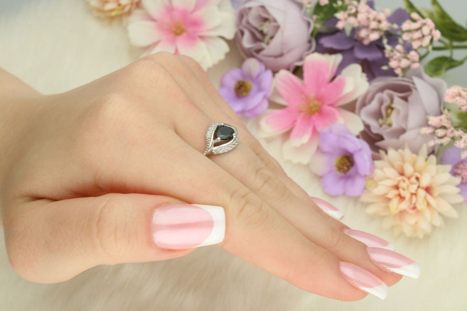 Odkryj srebrny pierścionek damski z czarną cyrkonią i drobnymi białymi kamieniami. Stylowy, lekki (2,50 g), o wymiarach 1,5 x 1,0 cm. Idealny na prezent lub na co dzień!1.jpg