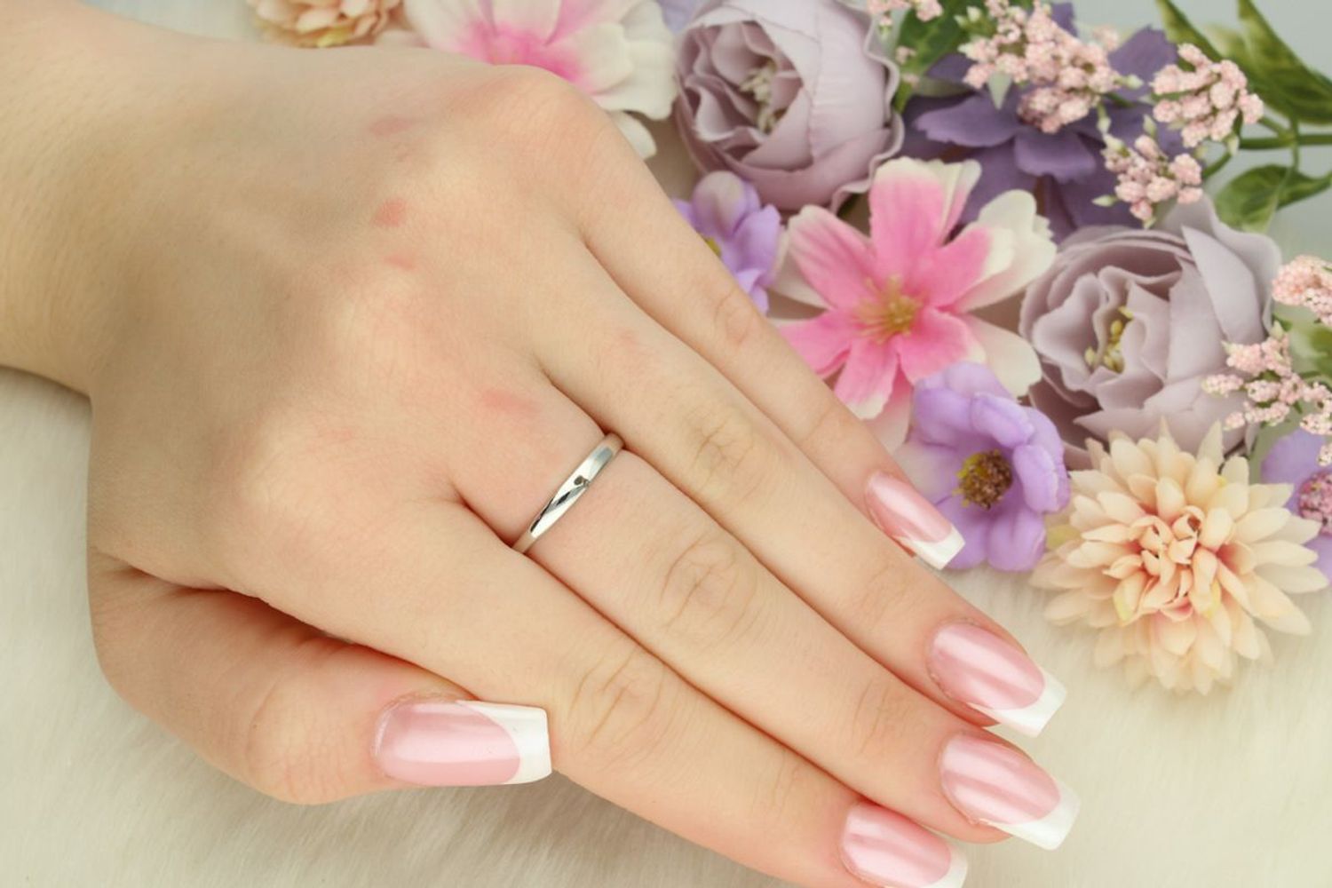 Odkryj srebrny pierścionek damski z czarną cyrkonią i drobnymi białymi kamieniami. Stylowy, lekki (2,50 g), o wymiarach 1,5 x 1,0 cm. Idealny na prezent lub na co dzień!1.jpg