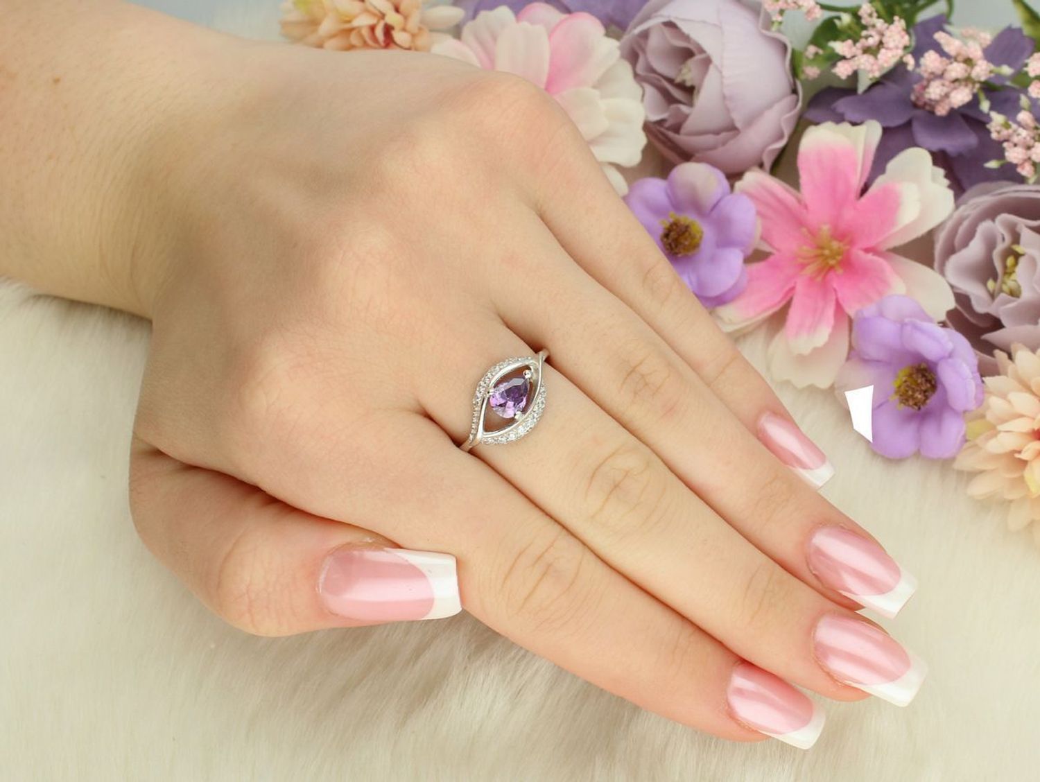 Srebrny pierścionek damski 925 DIA-PRS-13372FIOLET-925 z fioletową cyrkonią w kształcie łezki i mniejszymi białymi kamieniami. Górna część 1 cm, szyna 3 mm, waga 2,50 g.1.jpg