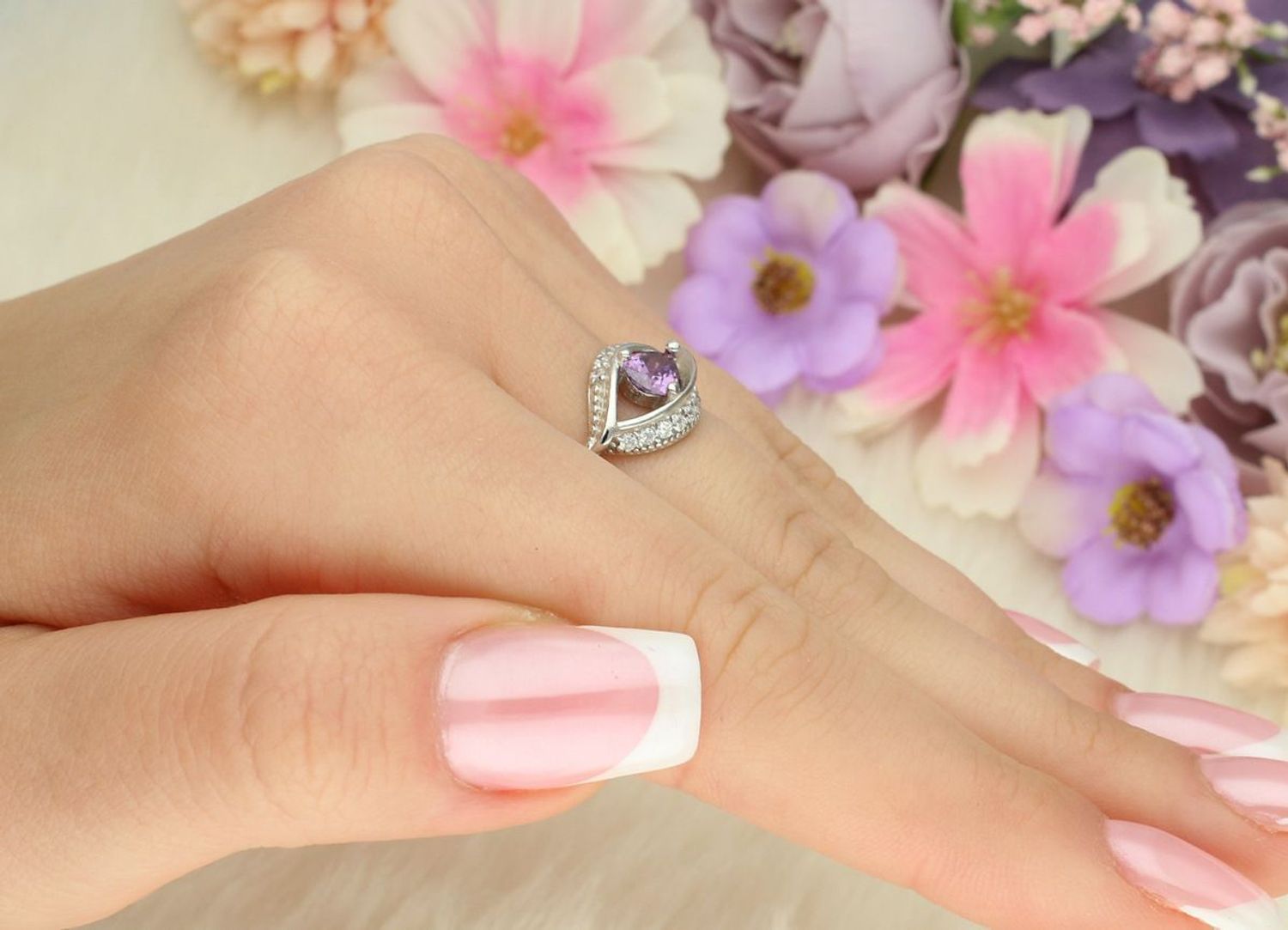 Srebrny pierścionek damski 925 DIA-PRS-13372FIOLET-925 z fioletową cyrkonią w kształcie łezki i mniejszymi białymi kamieniami. Górna część 1 cm, szyna 3 mm, waga 2,50 g.1.jpg