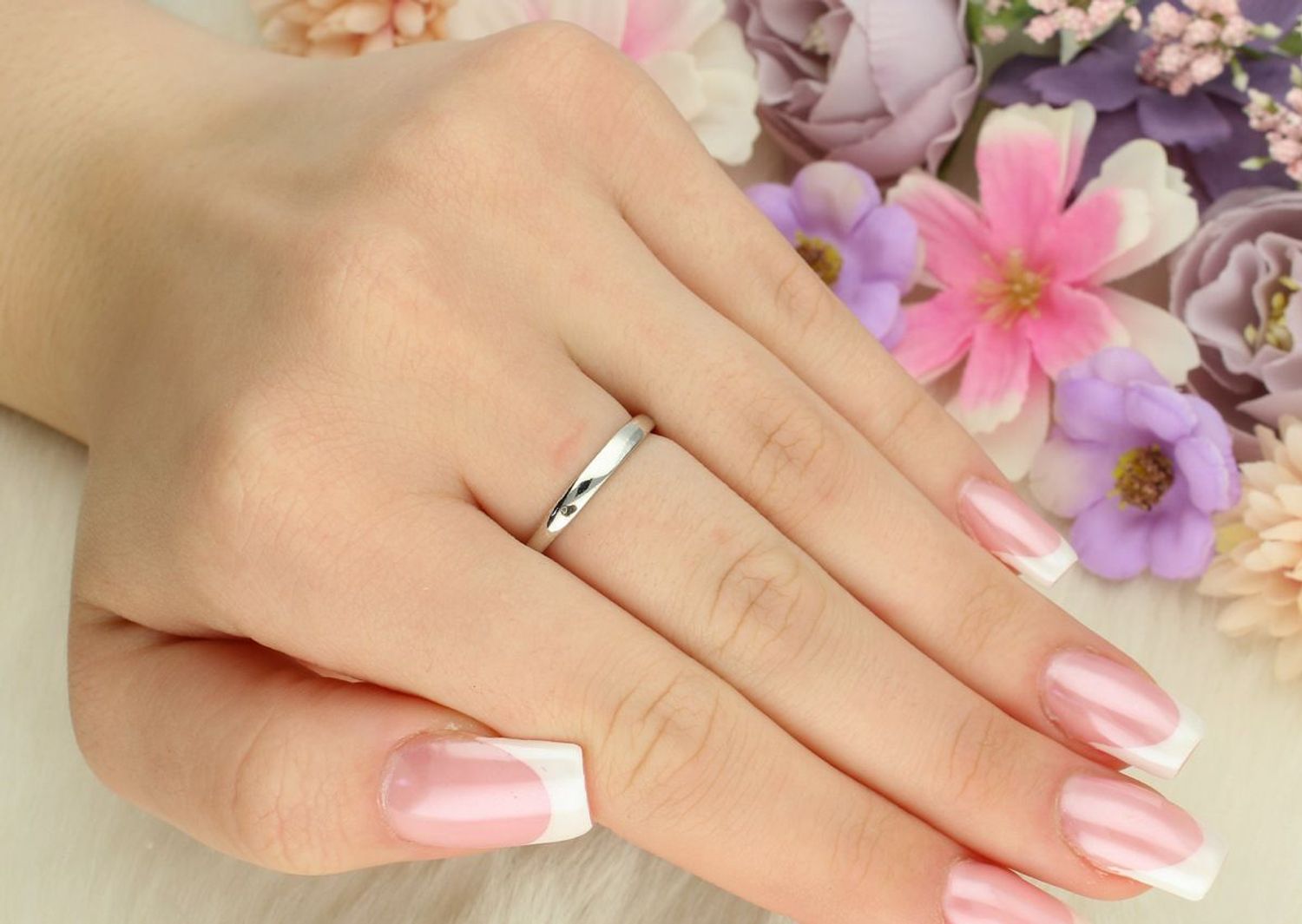 Srebrny pierścionek damski 925 DIA-PRS-13372FIOLET-925 z fioletową cyrkonią w kształcie łezki i mniejszymi białymi kamieniami. Górna część 1 cm, szyna 3 mm, waga 2,50 g.1.jpg