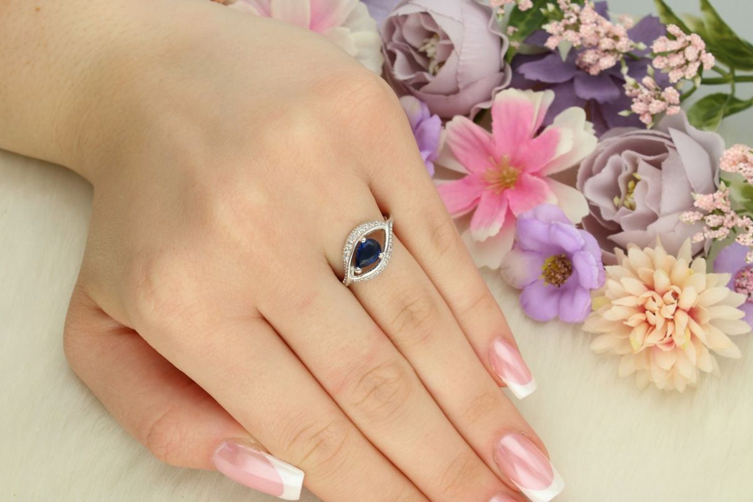 Srebrny pierścionek damski 925 DIA-PRS-13372GRANAT-925 z granatową cyrkonią w kształcie łezki i białymi kamieniami. Ozdobna góra 1 cm, szyna 3 mm, waga 2,50 g. 1.jpg