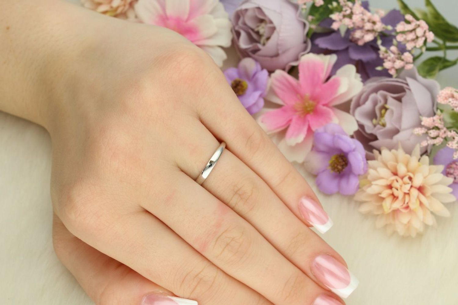 Srebrny pierścionek damski 925 DIA-PRS-13372GRANAT-925 z granatową cyrkonią w kształcie łezki i białymi kamieniami. Ozdobna góra 1 cm, szyna 3 mm, waga 2,50 g. 1.jpg