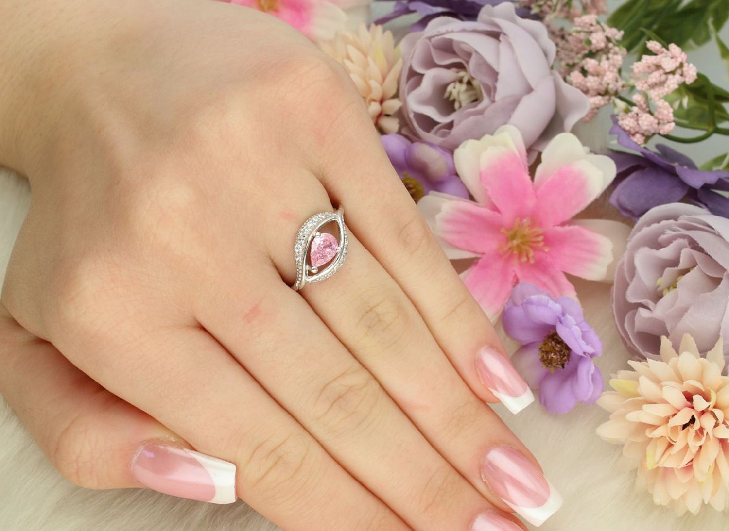 Elegancki srebrny pierścionek z różową i białymi cyrkoniami. Wymiary ozdoby 1,5x1,0 cm, szerokość szyny 2 mm. Model DIA-PRS-13372RÓŻ-925 – subtelny i kobiecy dodatek.1.jpg