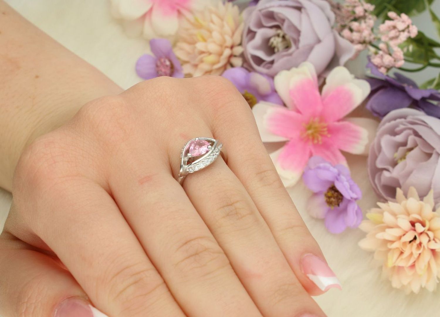 Elegancki srebrny pierścionek z różową i białymi cyrkoniami. Wymiary ozdoby 1,5x1,0 cm, szerokość szyny 2 mm. Model DIA-PRS-13372RÓŻ-925 – subtelny i kobiecy dodatek.1.jpg