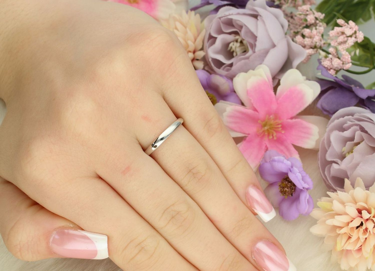 Elegancki srebrny pierścionek z różową i białymi cyrkoniami. Wymiary ozdoby 1,5x1,0 cm, szerokość szyny 2 mm. Model DIA-PRS-13372RÓŻ-925 – subtelny i kobiecy dodatek.1.jpg