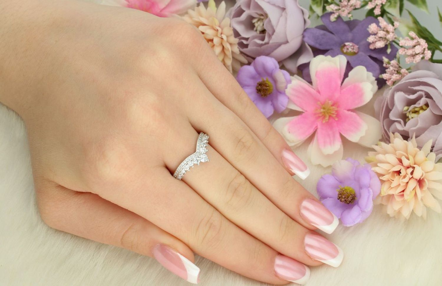 Srebrny pierścionek damski 925 DIA-PRS-13373-925 z białymi cyrkoniami. Waga 2,40 g, szerokość szyny 2 mm. Klasyczna, elegancka biżuteria na co dzień i na wyjątkowe okazje.1.jpg