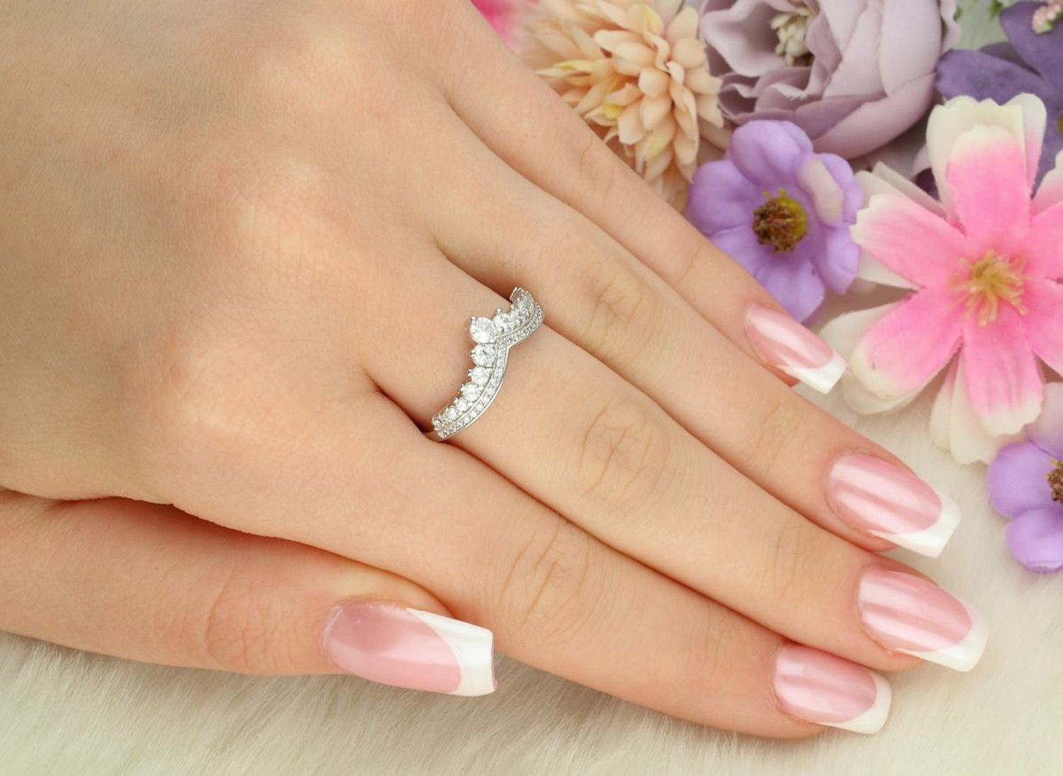 Srebrny pierścionek damski 925 DIA-PRS-13373-925 z białymi cyrkoniami. Waga 2,40 g, szerokość szyny 2 mm. Klasyczna, elegancka biżuteria na co dzień i na wyjątkowe okazje.1.jpg