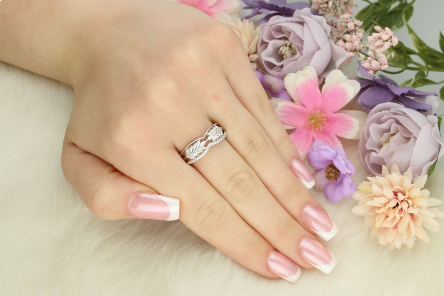 Elegancki pierścionek damski ze srebra próby 925, zdobiony białymi cyrkoniami. Szerokość góry 7 mm, szerokość szyny 3 mm, waga 2,50 g. Model DIA-PRS-13374-925.1.jpg