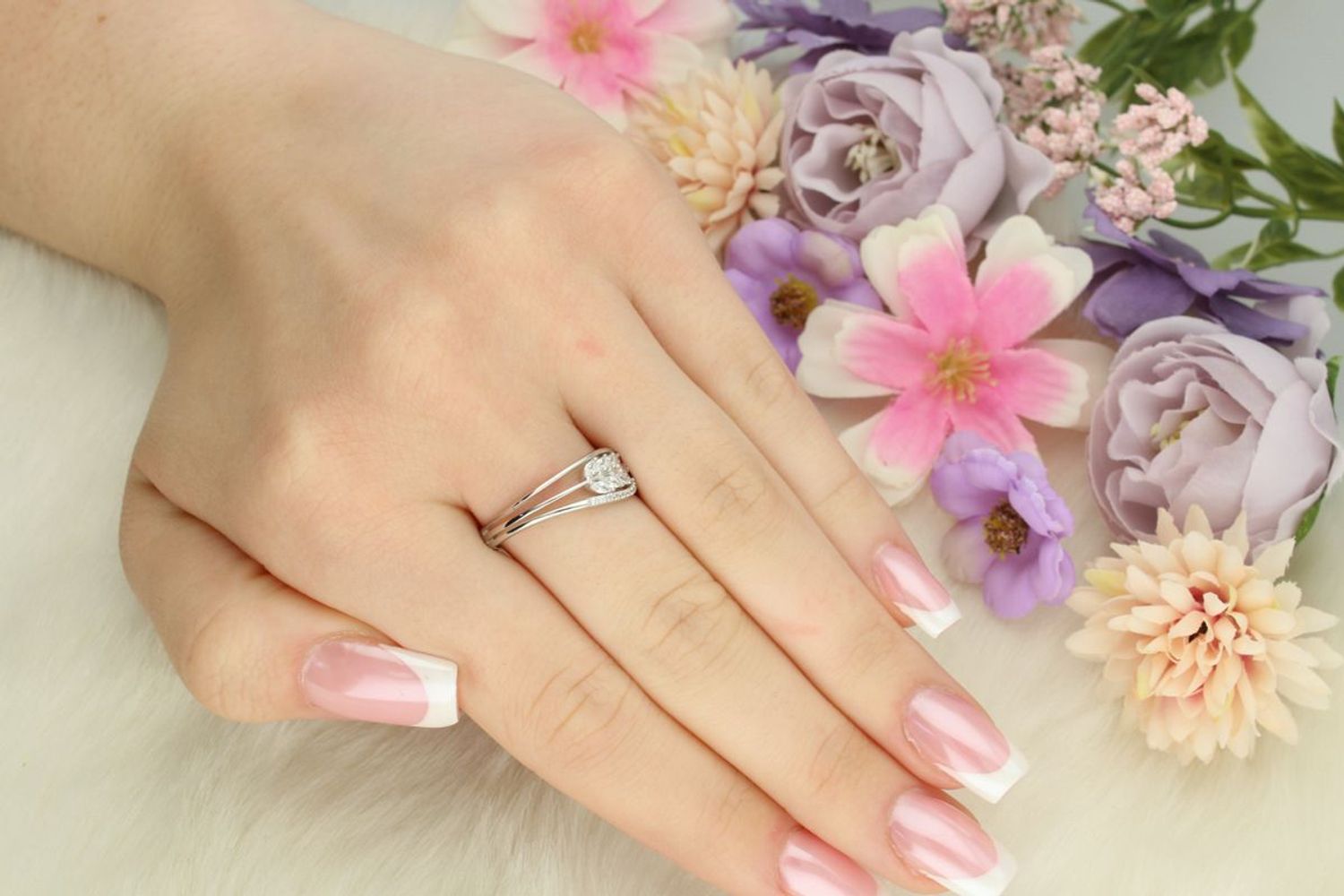 Elegancki pierścionek damski ze srebra próby 925, zdobiony białymi cyrkoniami. Szerokość góry 7 mm, szerokość szyny 3 mm, waga 2,50 g. Model DIA-PRS-13374-925.1.jpg