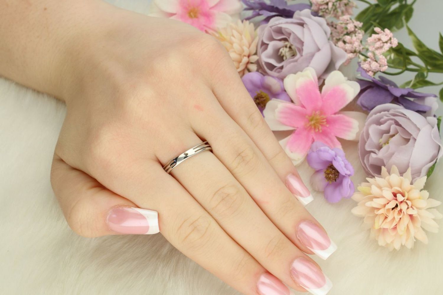 Elegancki pierścionek damski ze srebra próby 925, zdobiony białymi cyrkoniami. Szerokość góry 7 mm, szerokość szyny 3 mm, waga 2,50 g. Model DIA-PRS-13374-925.1.jpg