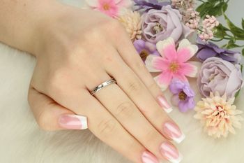 Elegancki pierścionek damski ze srebra próby 925, zdobiony białymi cyrkoniami. Szerokość góry 7 mm, szerokość szyny 3 mm, waga 2,50 g. Model DIA-PRS-13374-925.5.jpg