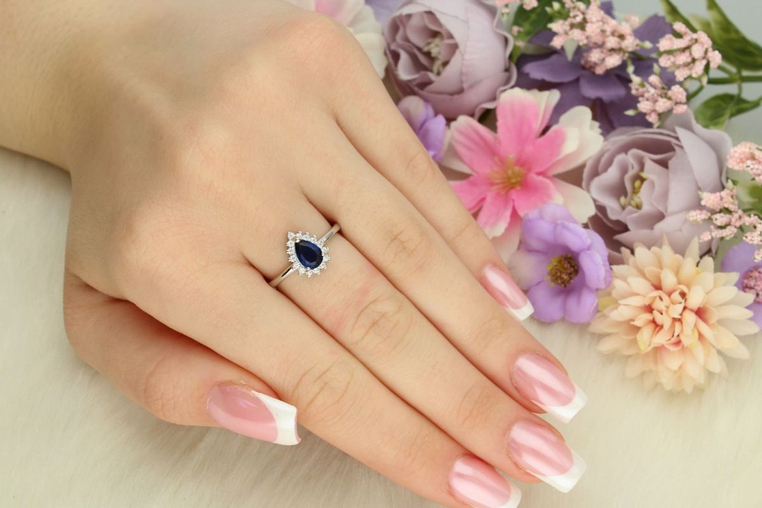 Elegancki pierścionek srebrny 925 DIA-PRS-13375-925 z granatową cyrkonią w kształcie łezki, otoczoną białymi cyrkoniami. Waga 2,30 g, szerokość szyny 2 mm. Idealny na prezent.1.jpg