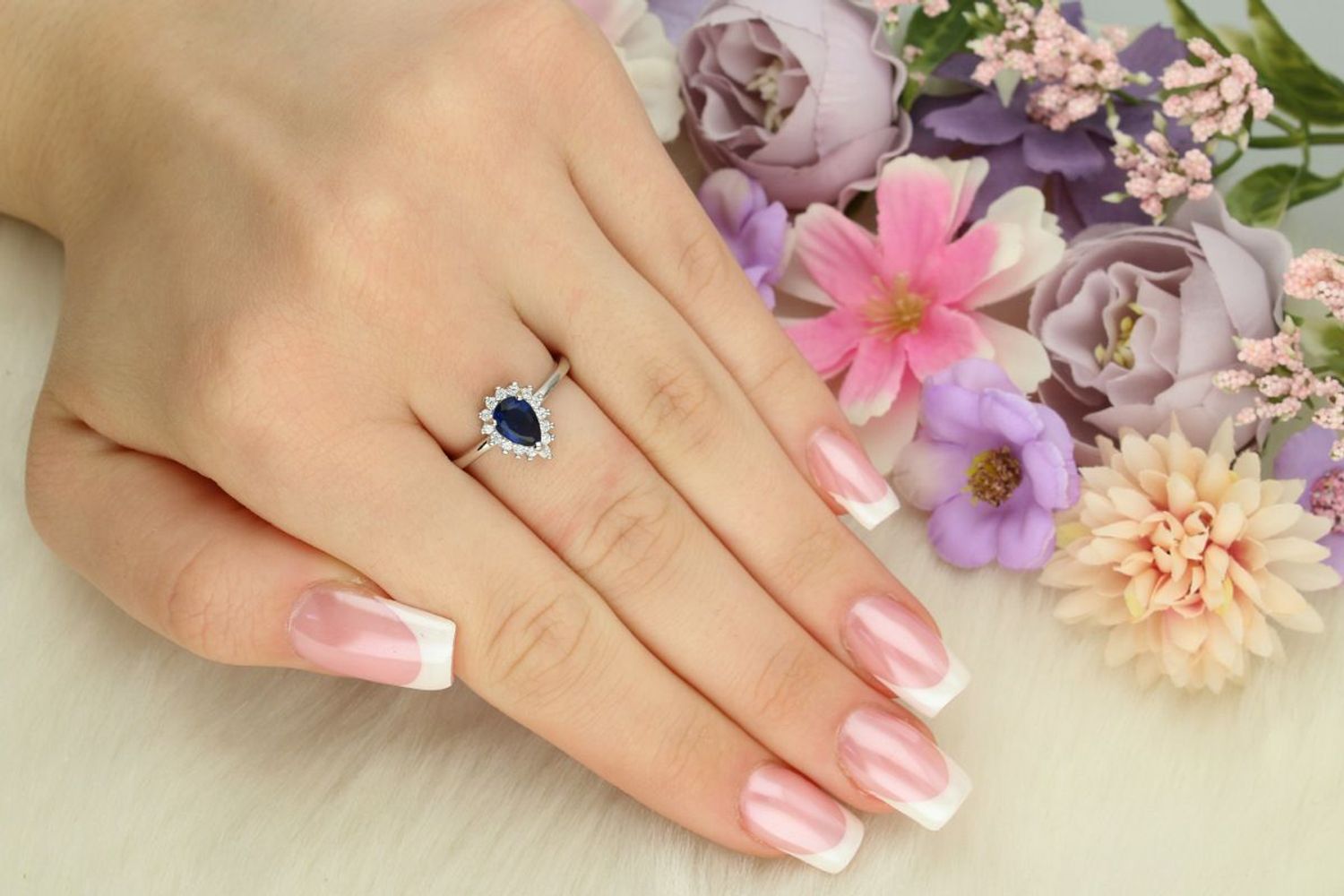 Elegancki pierścionek srebrny 925 DIA-PRS-13375-925 z granatową cyrkonią w kształcie łezki, otoczoną białymi cyrkoniami. Waga 2,30 g, szerokość szyny 2 mm. Idealny na prezent.1.jpg