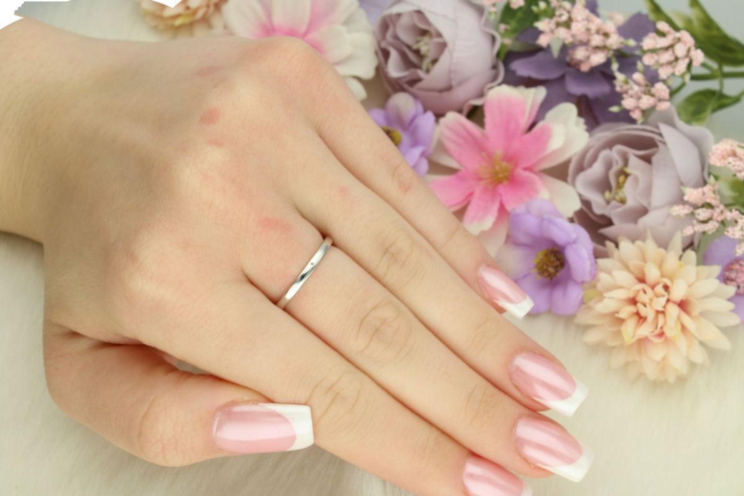 Elegancki pierścionek srebrny 925 DIA-PRS-13375-925 z granatową cyrkonią w kształcie łezki, otoczoną białymi cyrkoniami. Waga 2,30 g, szerokość szyny 2 mm. Idealny na prezent.1.jpg