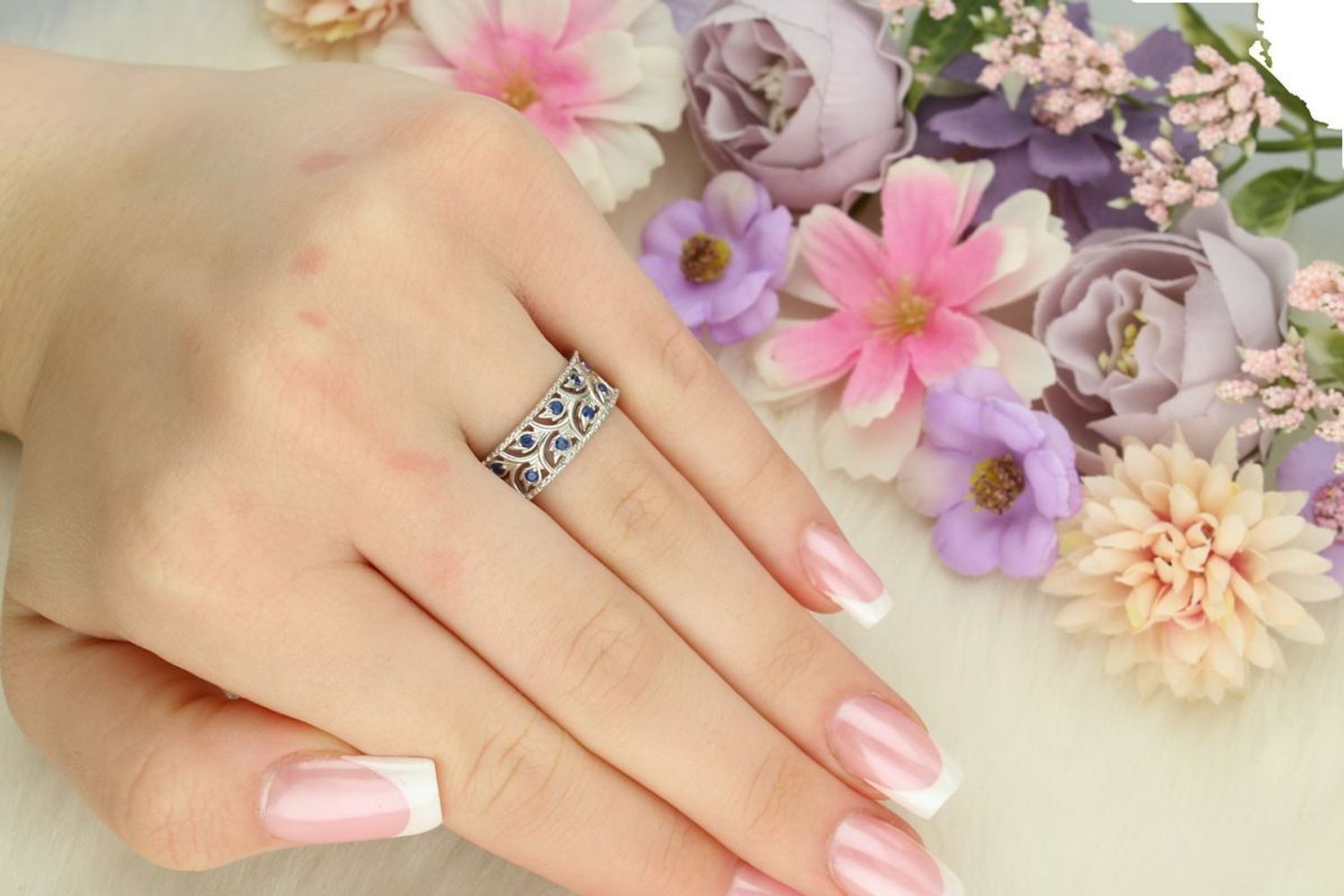 Srebrny pierścionek damski 925 DIA-PRS-13376-925 w formie ażurowej obrączki z granatową cyrkonią. Szerokość 7 mm, waga 4,30 g. Oryginalna, elegancka biżuteria na każdą okazję.1.jpg