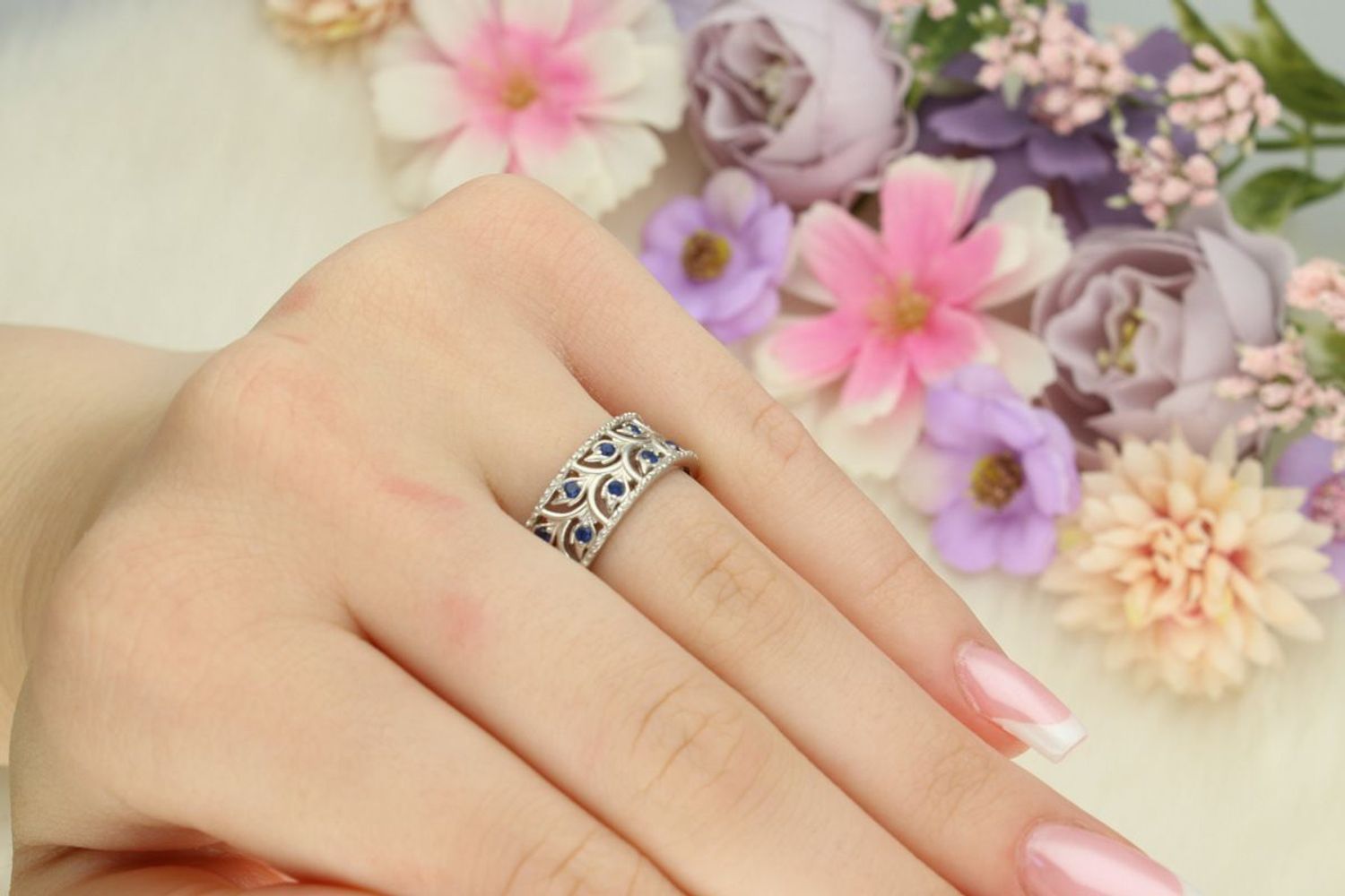 Srebrny pierścionek damski 925 DIA-PRS-13376-925 w formie ażurowej obrączki z granatową cyrkonią. Szerokość 7 mm, waga 4,30 g. Oryginalna, elegancka biżuteria na każdą okazję.1.jpg