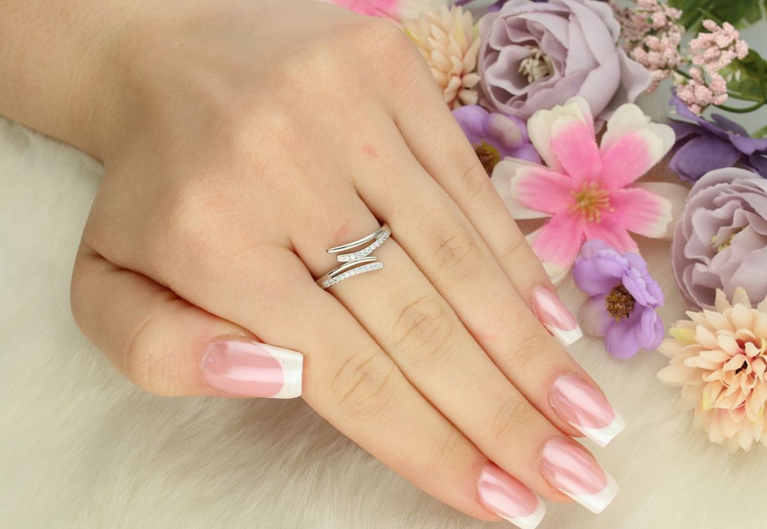 Delikatny srebrny pierścionek 925 zdobiony błyszczącymi cyrkoniami. Szerokość góry 9 mm, szyny 2 mm, waga 2,10 g. Model DIA-PRS-13377-925 – kobieca elegancja na co dzień.1.jpg