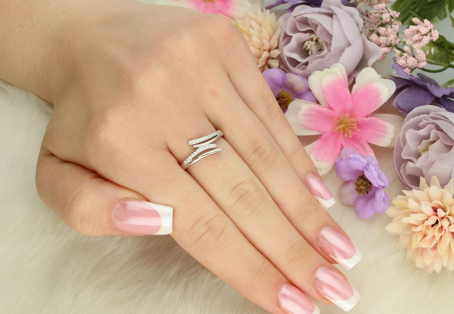 Delikatny srebrny pierścionek 925 zdobiony błyszczącymi cyrkoniami. Szerokość góry 9 mm, szyny 2 mm, waga 2,10 g. Model DIA-PRS-13377-925 – kobieca elegancja na co dzień.1.jpg