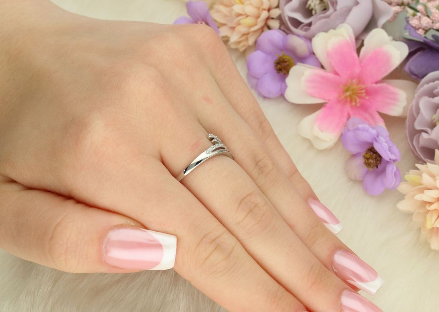 Delikatny srebrny pierścionek 925 zdobiony błyszczącymi cyrkoniami. Szerokość góry 9 mm, szyny 2 mm, waga 2,10 g. Model DIA-PRS-13377-925 – kobieca elegancja na co dzień.1.jpg