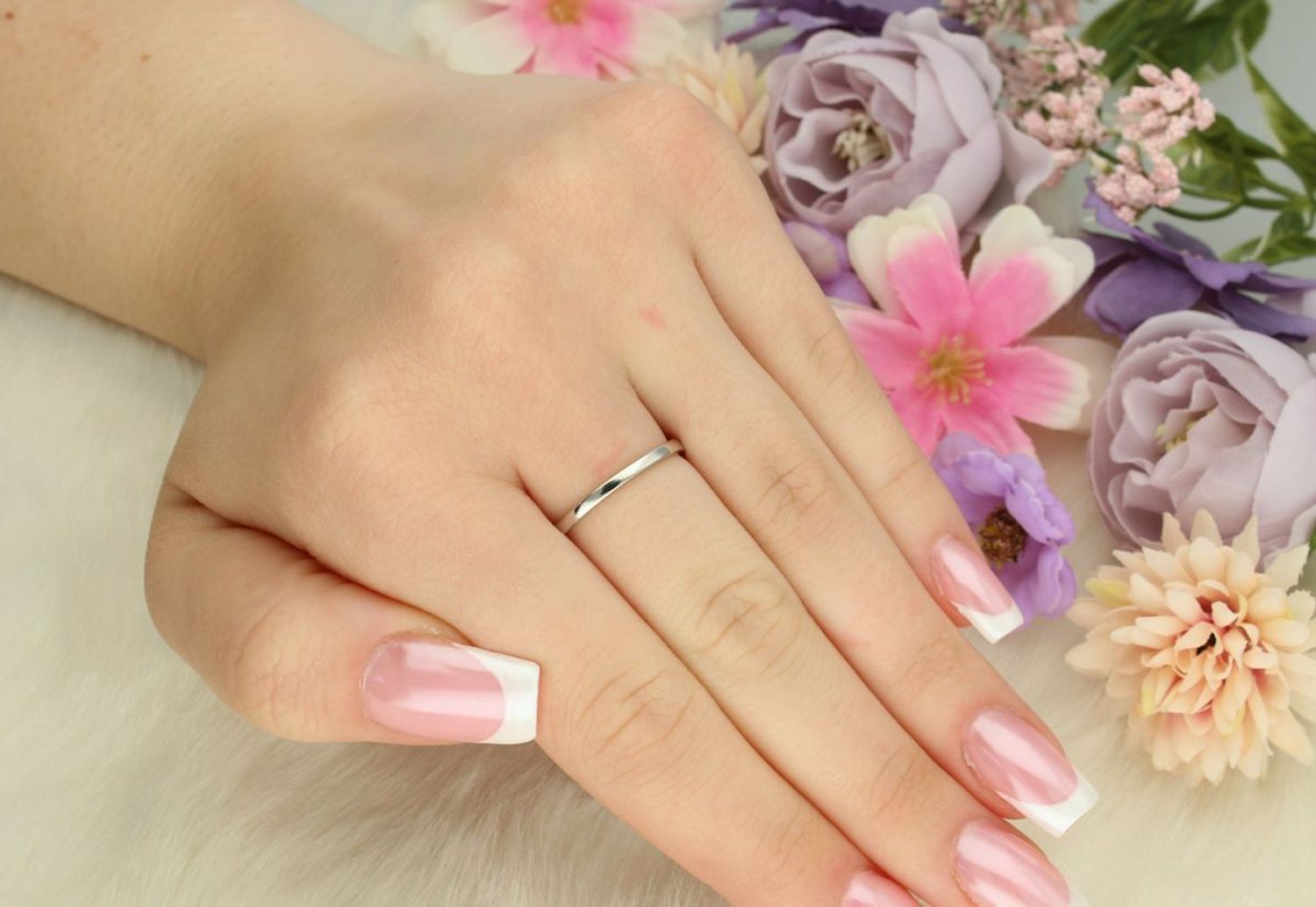 Delikatny srebrny pierścionek 925 zdobiony błyszczącymi cyrkoniami. Szerokość góry 9 mm, szyny 2 mm, waga 2,10 g. Model DIA-PRS-13377-925 – kobieca elegancja na co dzień.1.jpg