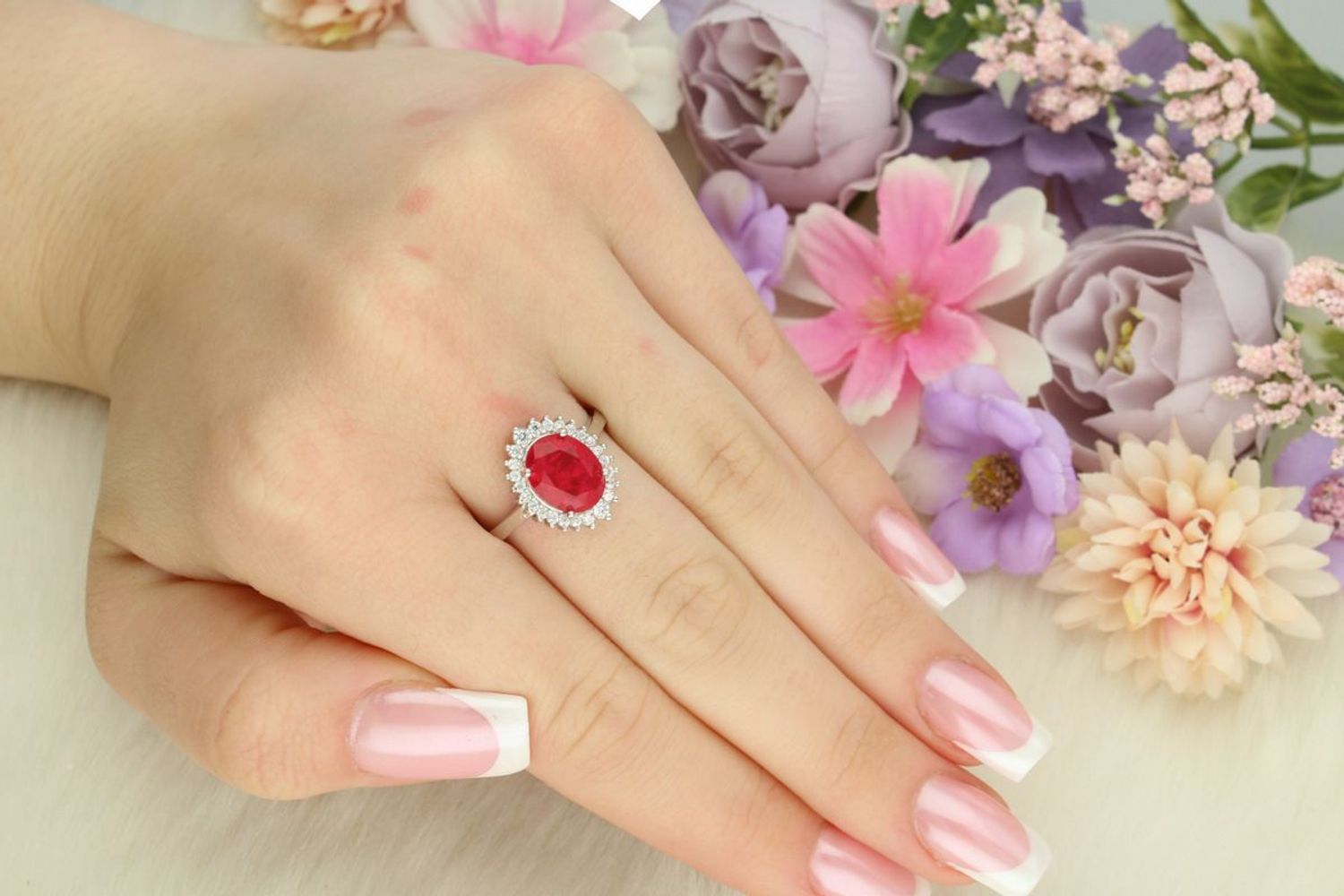 Pierścionek srebrny 925 DIA-PRS-13378-925 z dużą czerwoną cyrkonią i białymi akcentami, element 1,1 × 1,5 cm, szerokość szyny 3 mm, waga 3,60 g. Elegancka biżuteria dla kobiet z charakterem.1.jpg