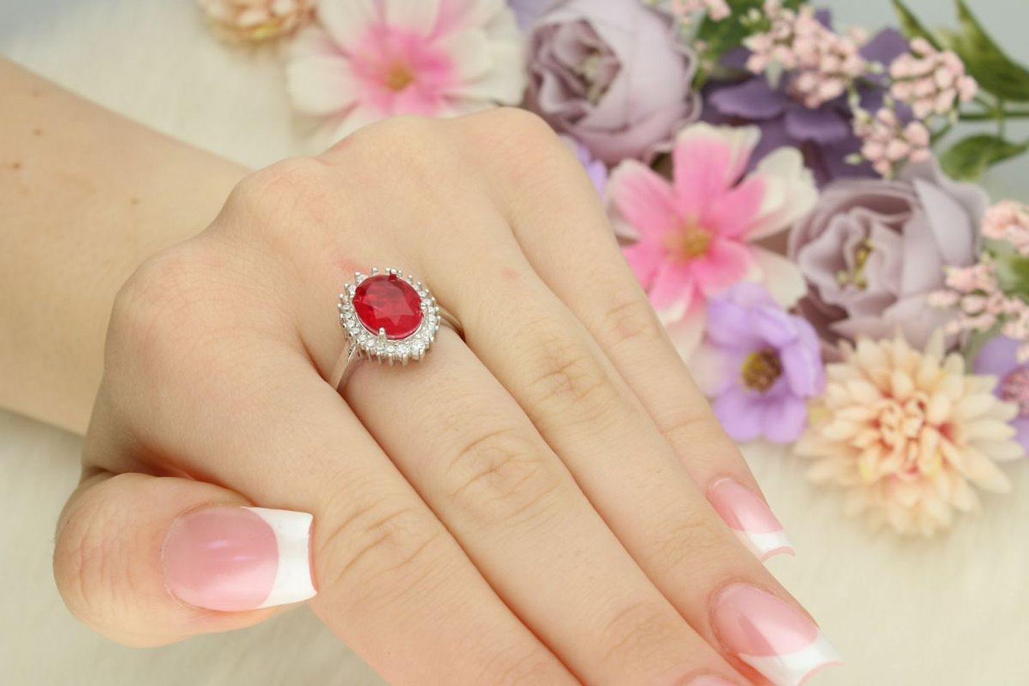 Pierścionek srebrny 925 DIA-PRS-13378-925 z dużą czerwoną cyrkonią i białymi akcentami, element 1,1 × 1,5 cm, szerokość szyny 3 mm, waga 3,60 g. Elegancka biżuteria dla kobiet z charakterem.1.jpg