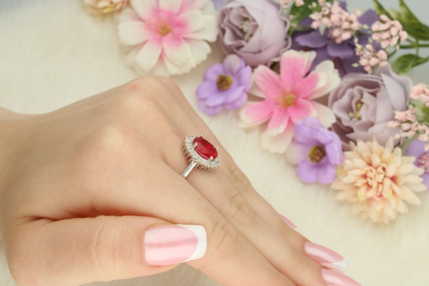 Pierścionek srebrny 925 DIA-PRS-13378-925 z dużą czerwoną cyrkonią i białymi akcentami, element 1,1 × 1,5 cm, szerokość szyny 3 mm, waga 3,60 g. Elegancka biżuteria dla kobiet z charakterem.1.jpg