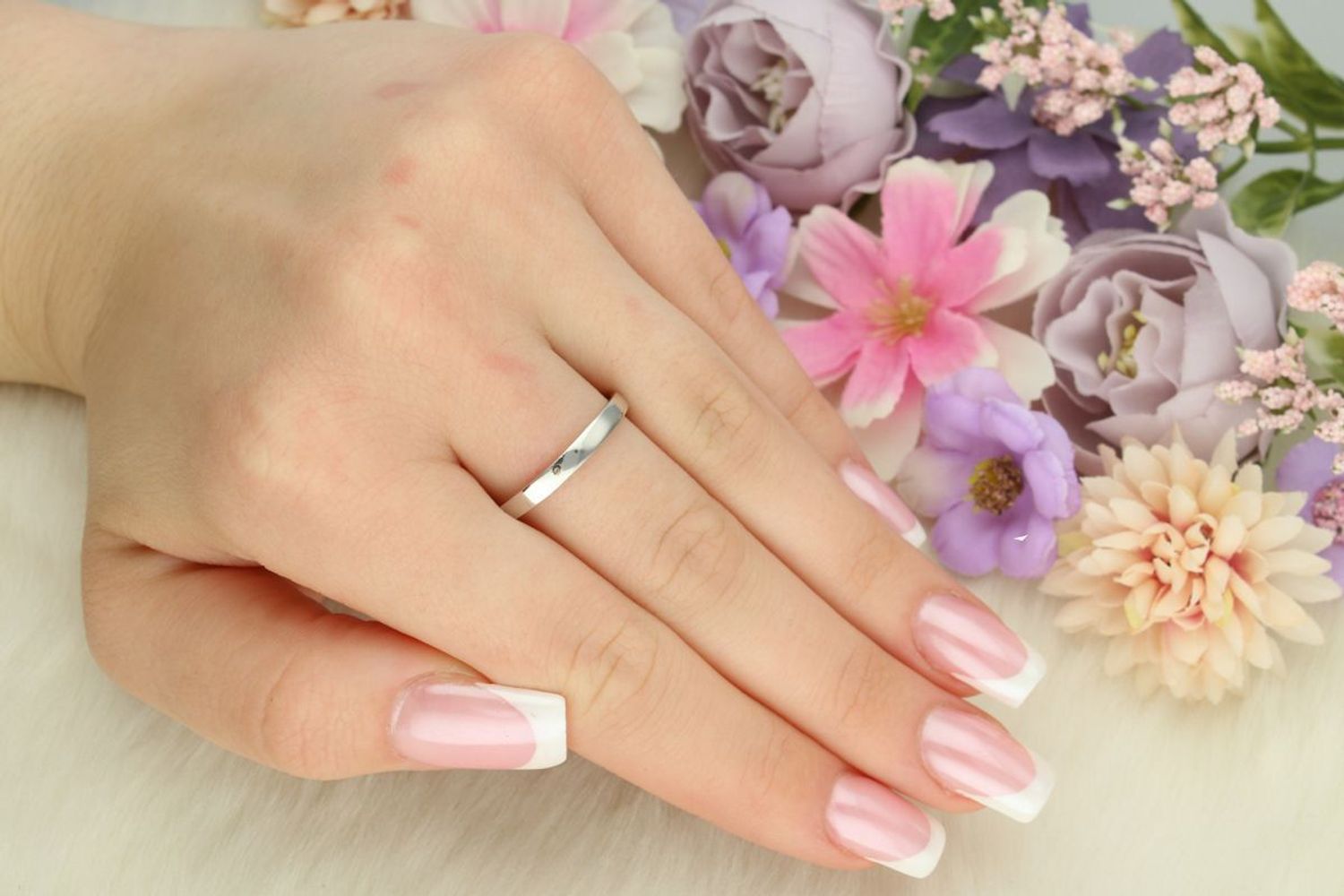 Pierścionek srebrny 925 DIA-PRS-13378-925 z dużą czerwoną cyrkonią i białymi akcentami, element 1,1 × 1,5 cm, szerokość szyny 3 mm, waga 3,60 g. Elegancka biżuteria dla kobiet z charakterem.1.jpg